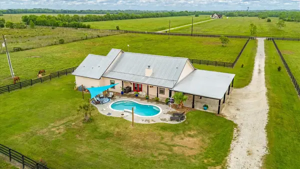 1755 Mcbride Devillier Loop, Winnie, TX 77665