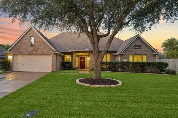 213 Falcon Lake Circle, Friendswood, TX 77546