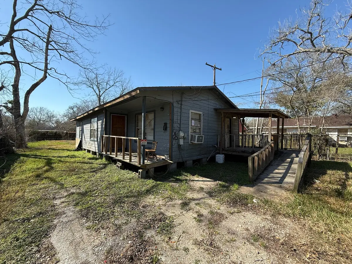 221 W Jordan Street, Alvin, TX 77511 - #1