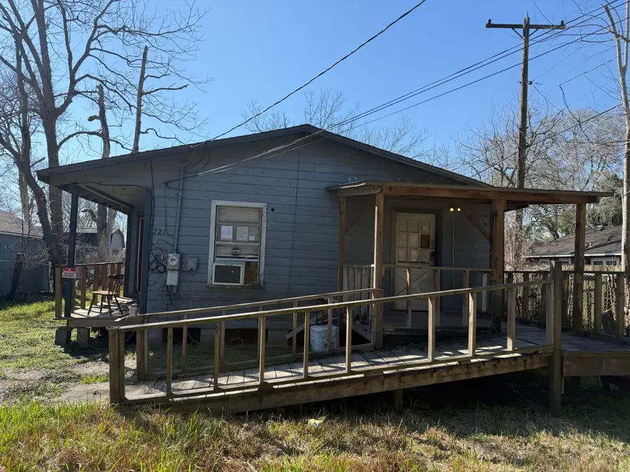 221 W Jordan Street, Alvin, TX 77511 - #2