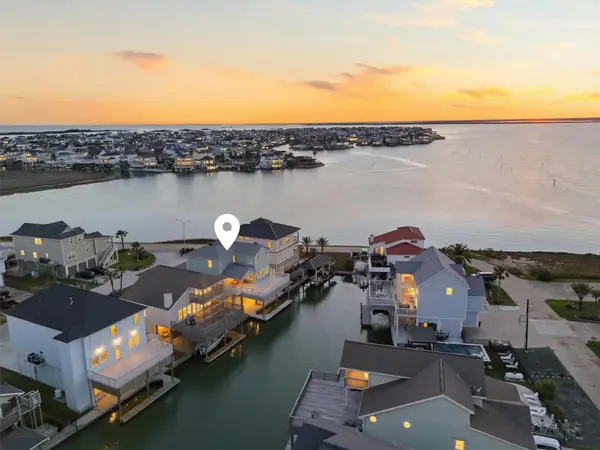 438 Amanda Circle, Tiki Island, TX 77554