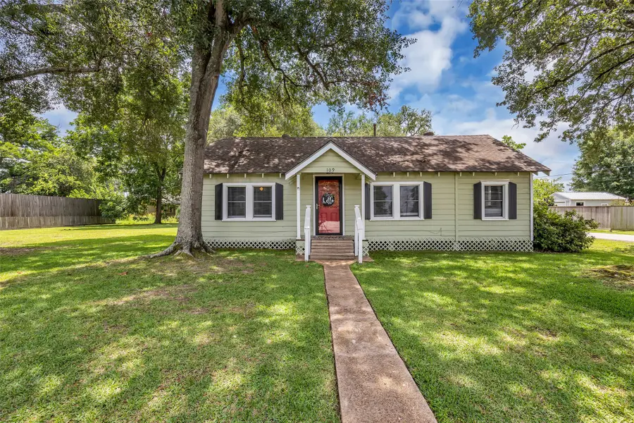109 Oxford Street, Tomball, TX 77375 - #2