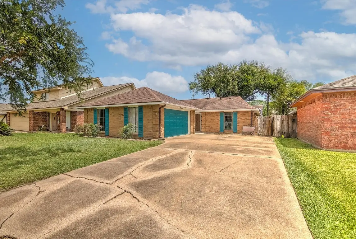 925 S 6th Street, La Porte, TX 77571 - #1