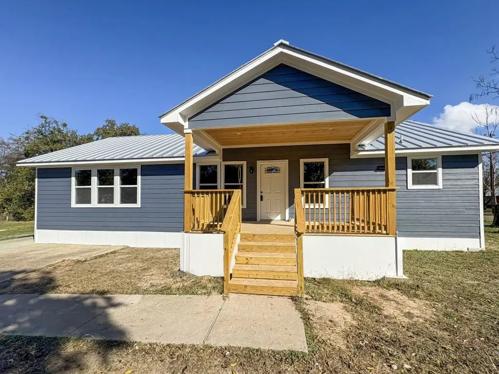 1902 N Fannin Avenue, Cameron, TX 76520 - Image #1