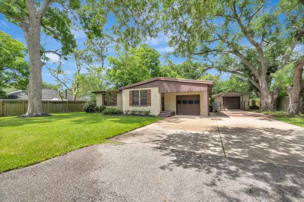 527 S Iowa Avenue, League City, TX 77573