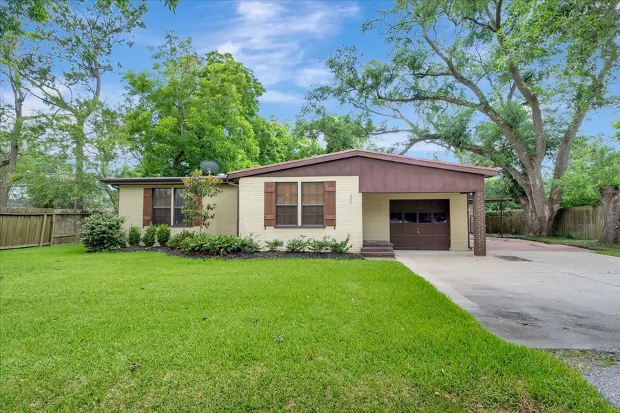 527 S Iowa Avenue, League City, TX 77573 - #2