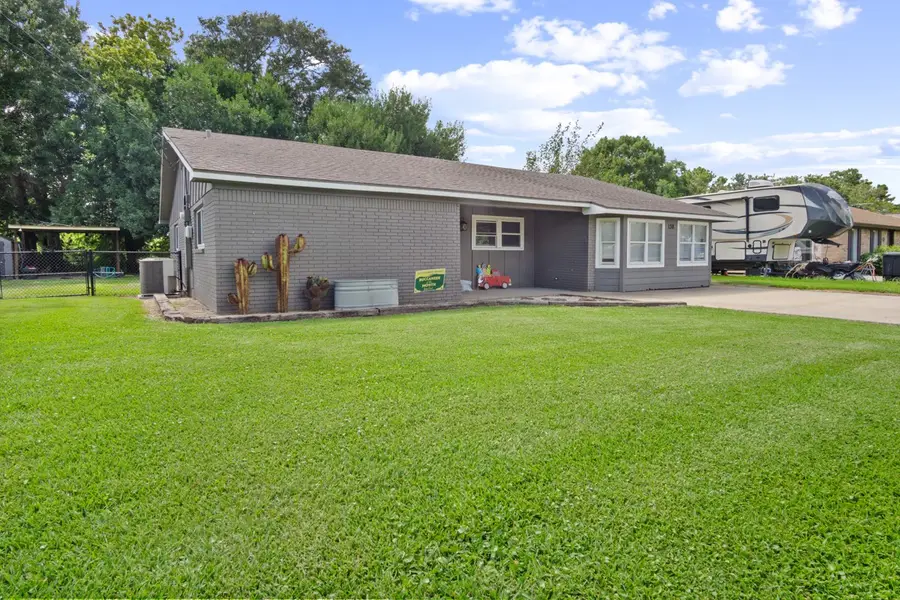 138 N Lake Drive, Winnie, TX 77665 - #2