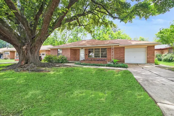 225 W Spreading Oak Drive, Houston, TX 77076