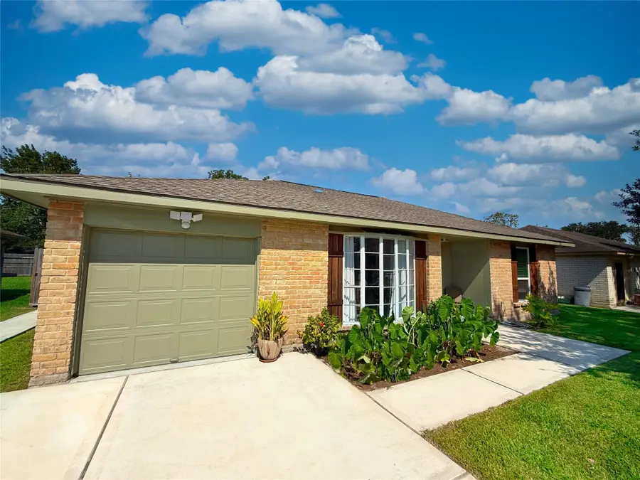 307 Bellmar Lane, Friendswood, TX 77546 - Image #2