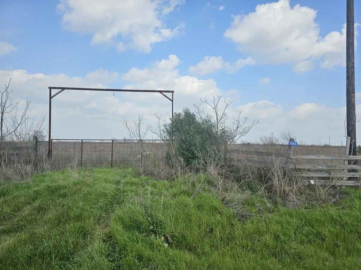 889 Old Columbus Rd N, Sealy, TX 77474 - #1