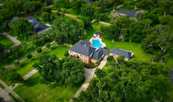 111 Cherrywood Dr, Lake Jackson, TX 77566
