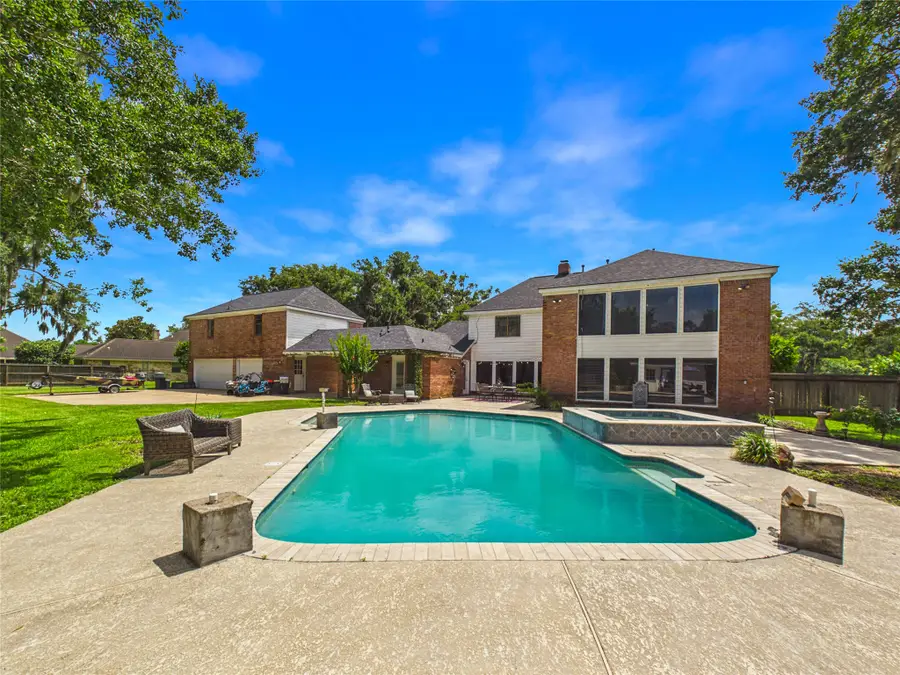 111 Cherrywood Dr, Lake Jackson, TX 77566 - #3