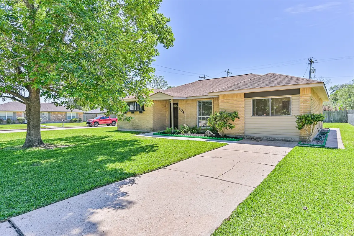 304 Avondale Lane, Friendswood, TX 77546 - #1