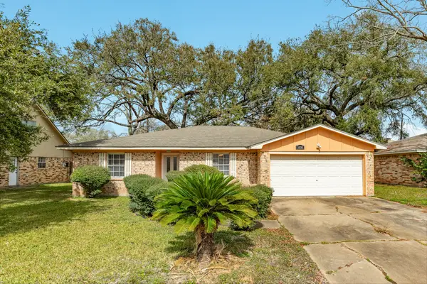 1030 Maple Street, Clute, TX 77531