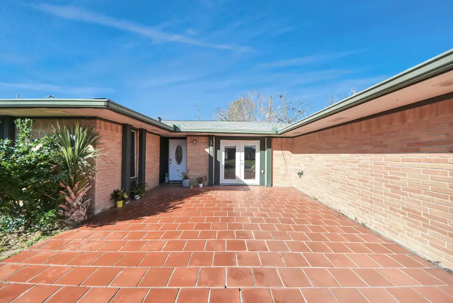 3906 Dolphin Lane, La Porte, TX 77571 - Image #2