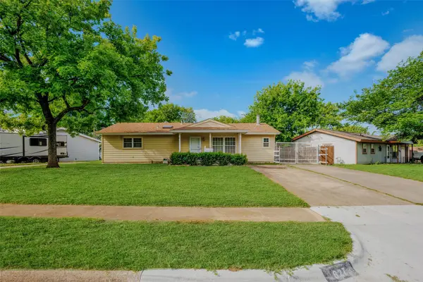 827 Bell Drive, Euless, TX 76039