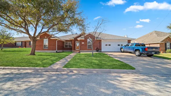 831 Whispering Oaks Drive, Giddings, TX 78942