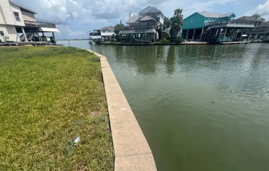 422 Tahiti Road, Tiki Island, TX 77554 - #2