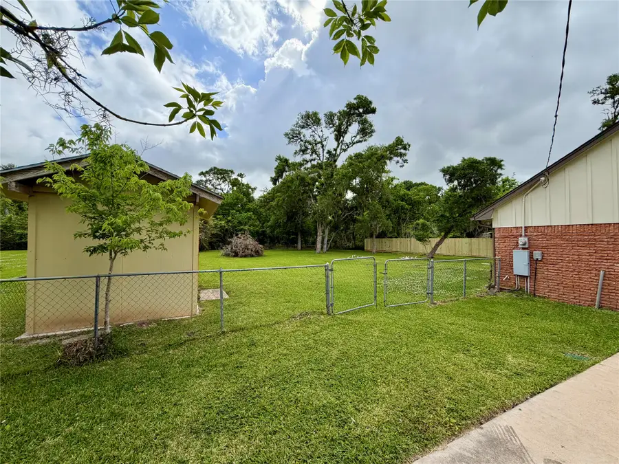 114 Edgewater Street, Clute, TX 77531 - #3