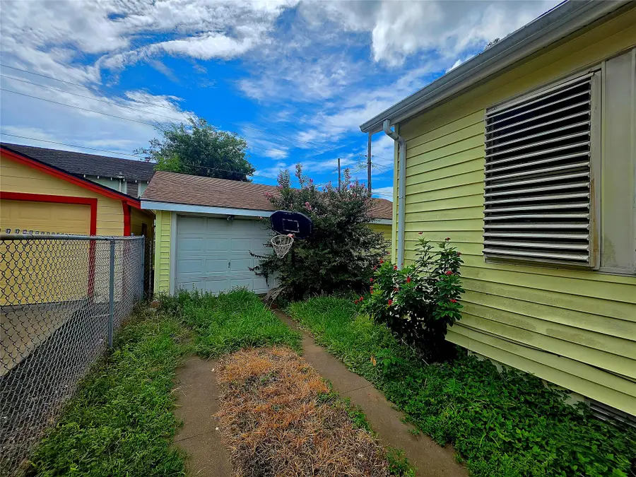 5011 Avenue N 1/2, Galveston, TX 77551 - #2