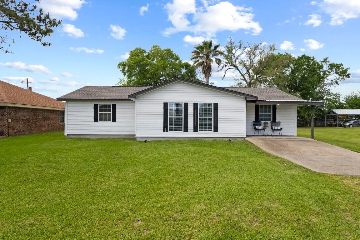 305 Circle Dr, Bridge City, TX 77611 - #1