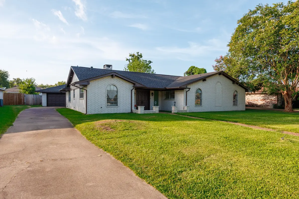 502 Red Bud Ln, Baytown, TX 77520 - #1