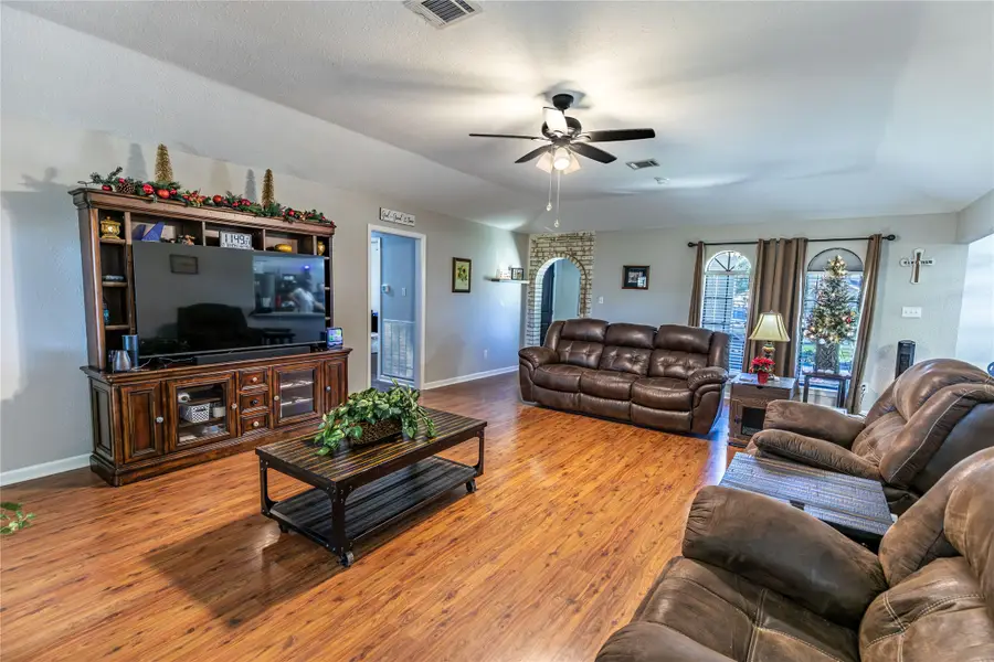 1453 Pin Oak Drive, Bellville, TX 77418 - Image #3