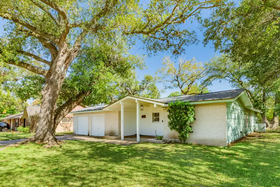 521 Sycamore Street, Lake Jackson, TX 77566 - Image #2