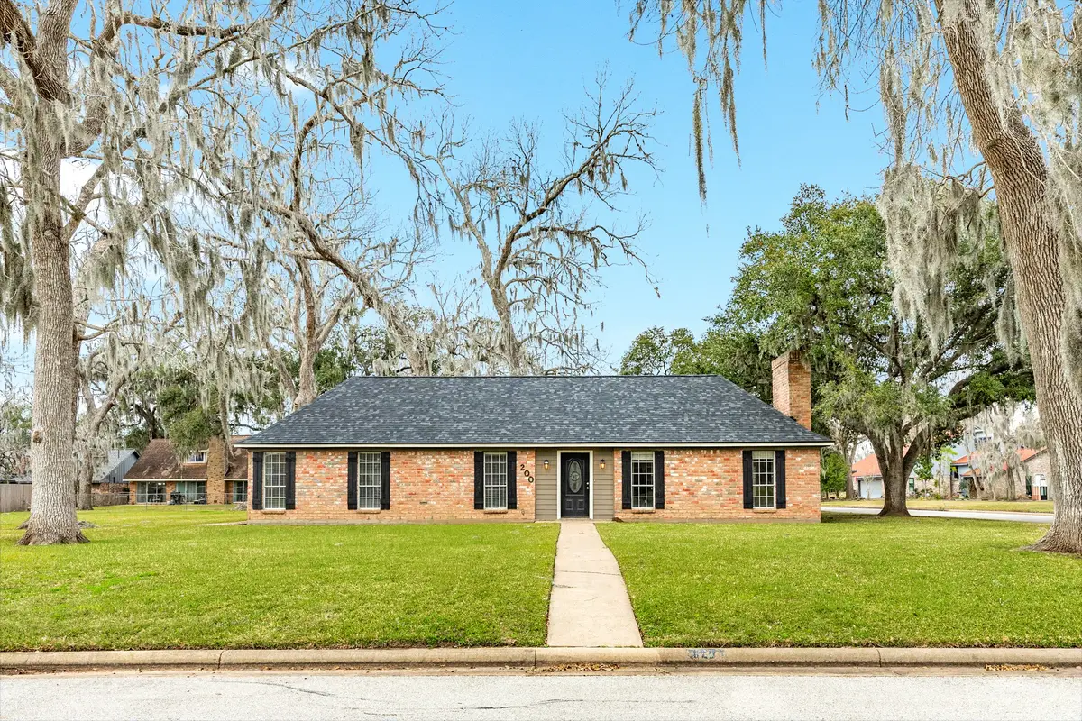 200 Wentworth Dr, West Columbia, TX 77486 - #1