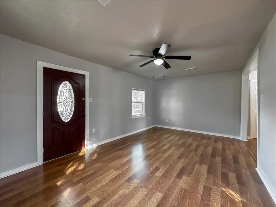 1009 W Snyder Street, Alvin, TX 77511 - Image #2