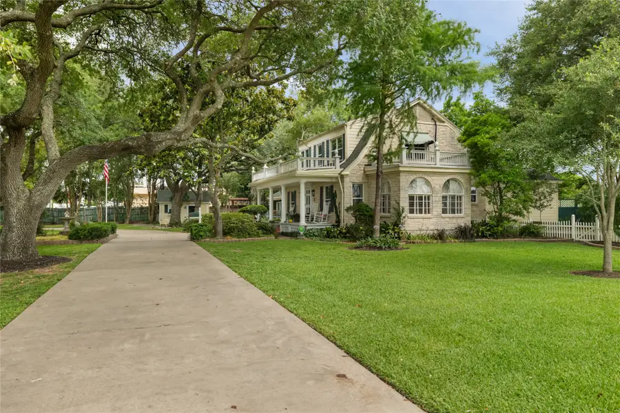 916 E James Street, Baytown, TX 77520 - #3