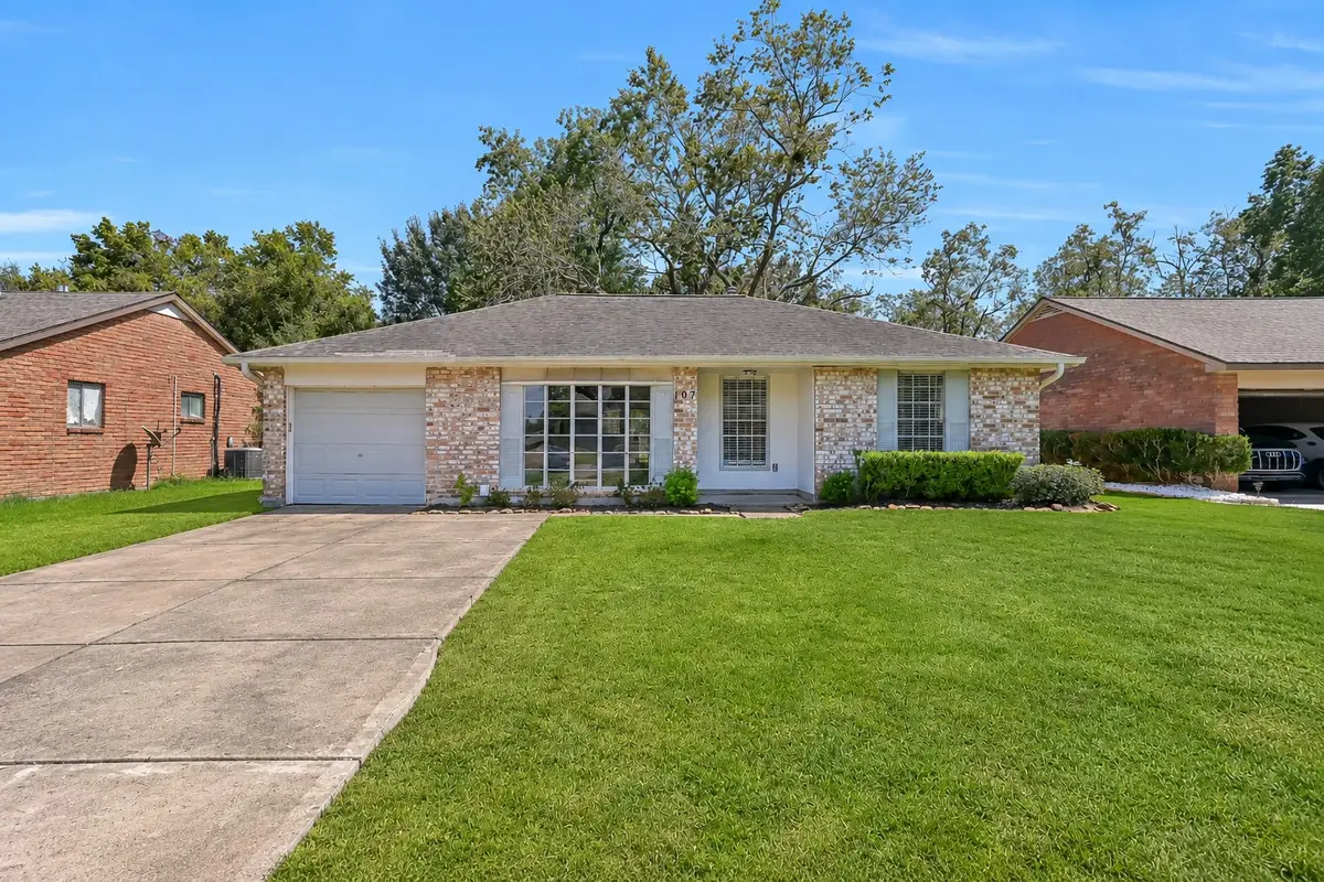 107 Stratmore Drive, Friendswood, TX 77546 - #1