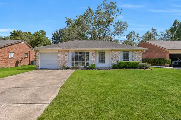 107 Stratmore Drive, Friendswood, TX 77546