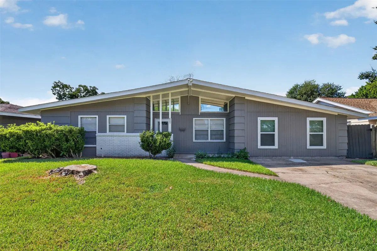 805 N 12th Street, La Porte, TX 77571 - #1