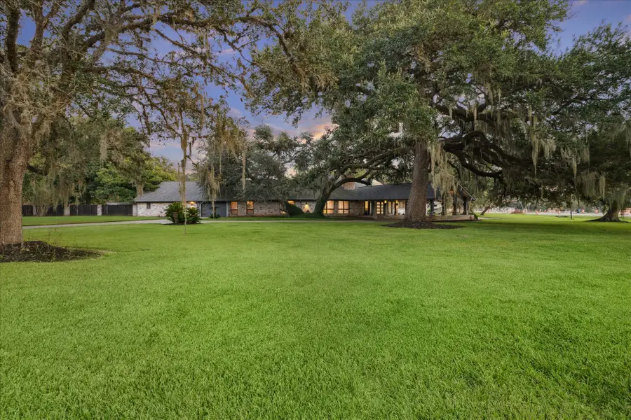 1717 S Columbia Drive, West Columbia, TX 77486 - Image #2
