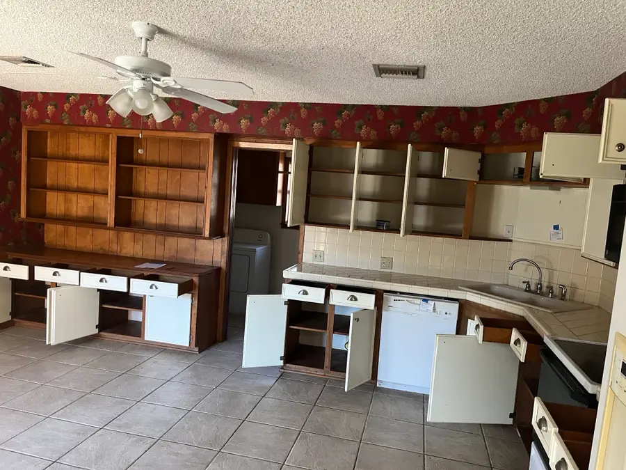 305 Leonard Street, Angleton, TX 77515 - Image #3