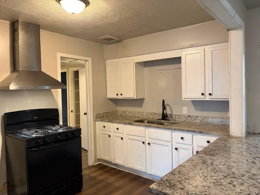 5818 Glenhurst Drive, Houston, TX 77033 - #2