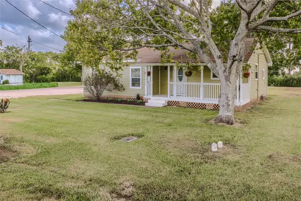 910 Brockman Street, Clute, TX 77531