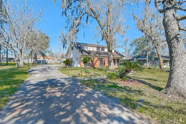 444 Southern Oaks Drive, Lake Jackson, TX 77566