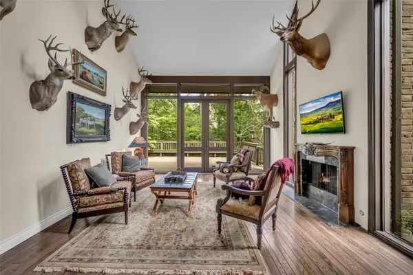 20 Sugarberry Circle, Houston, TX 77024