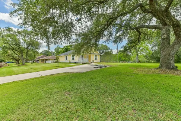 207 Oakridge Drive, Hitchcock, TX 77563