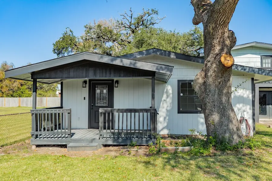640 Whitten Street, Clute, TX 77531 - #3