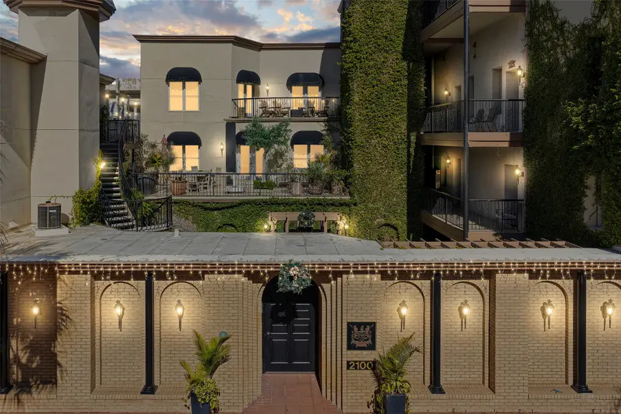 2102 Post Office Street #1, Galveston, TX 77550 - Image #2