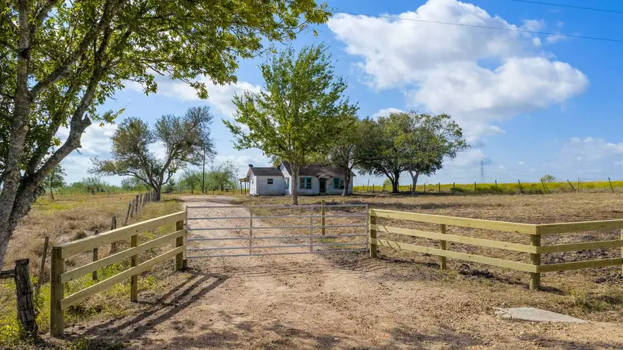 1 Berger Road, Schulenburg, TX 78945 - #2