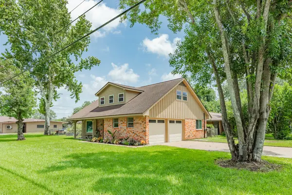 811 Loggins Drive, West Columbia, TX 77486