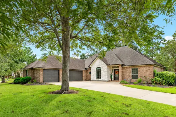 52 English Oak Court, Lake Jackson, TX 77566