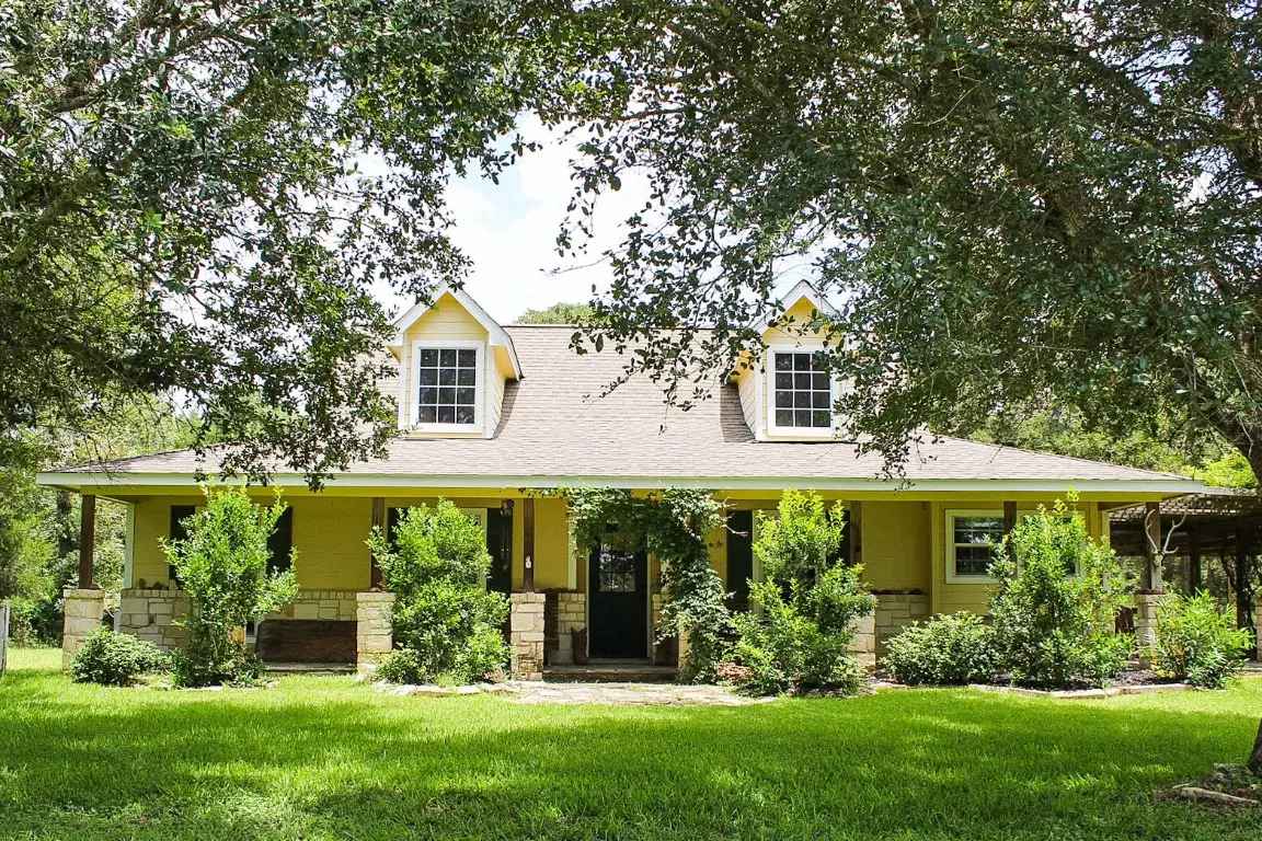 1076 W Branding Iron, Weimar, TX 78962 - #1