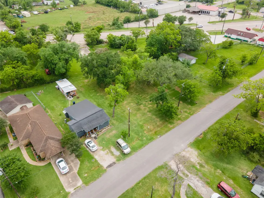 507 Cemetery Street, Clute, TX 77531 - #2