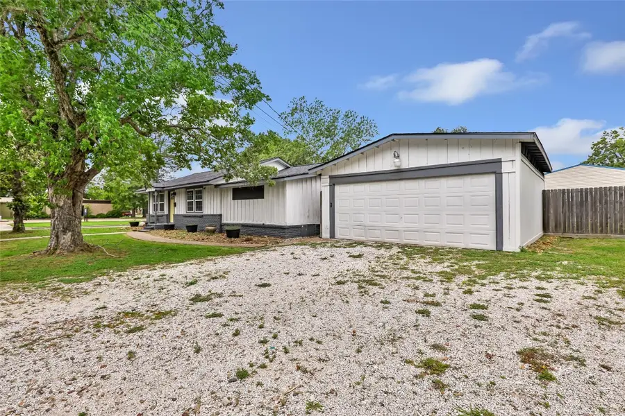 302 E Kay Street, Dayton, TX 77535 - #3