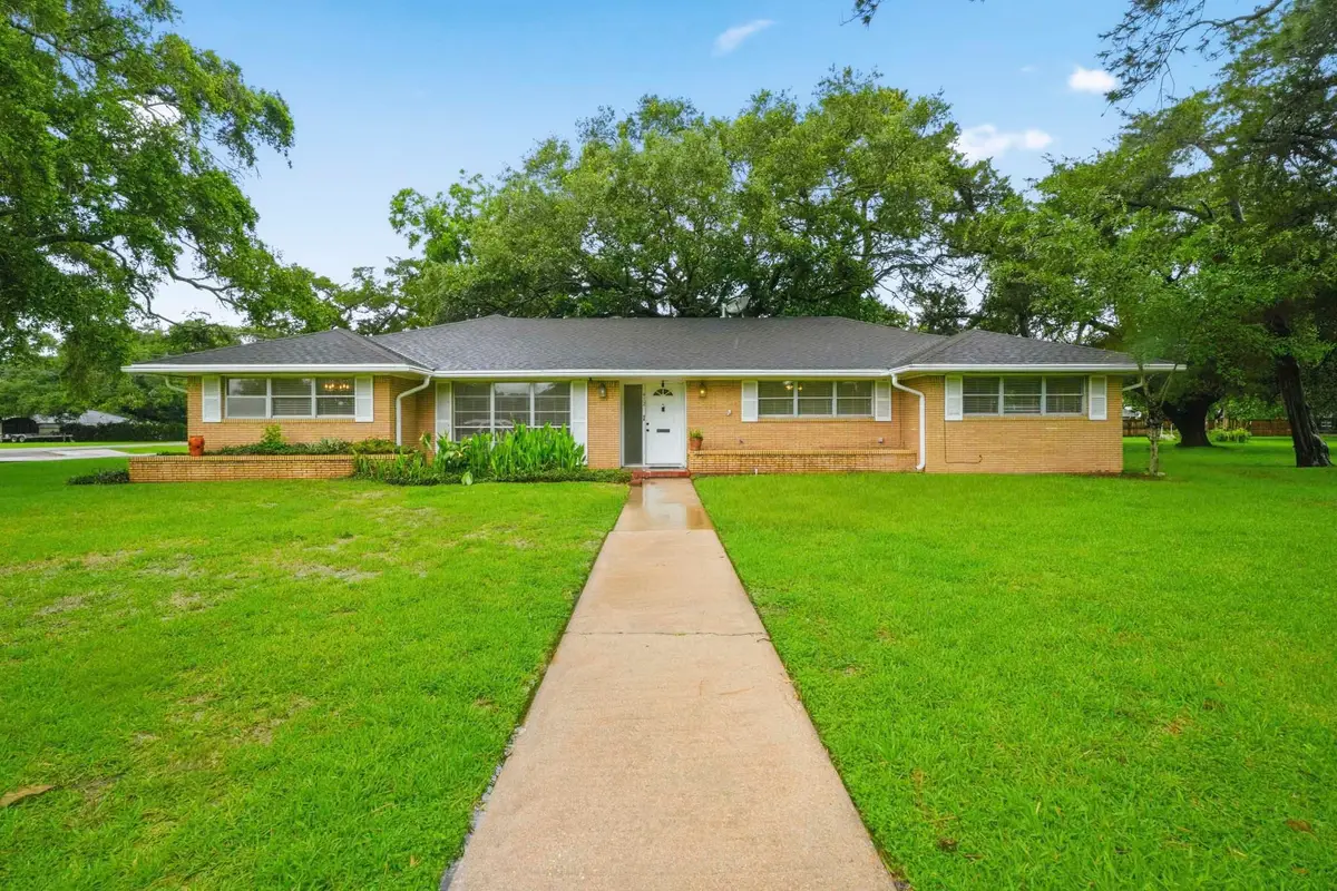 412 W Duncan Street, Alvin, TX 77511 - #1